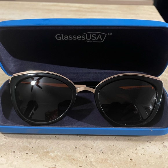 Muse Wilde Sunglasses - Black/Gold Frame - Picture 7 of 8